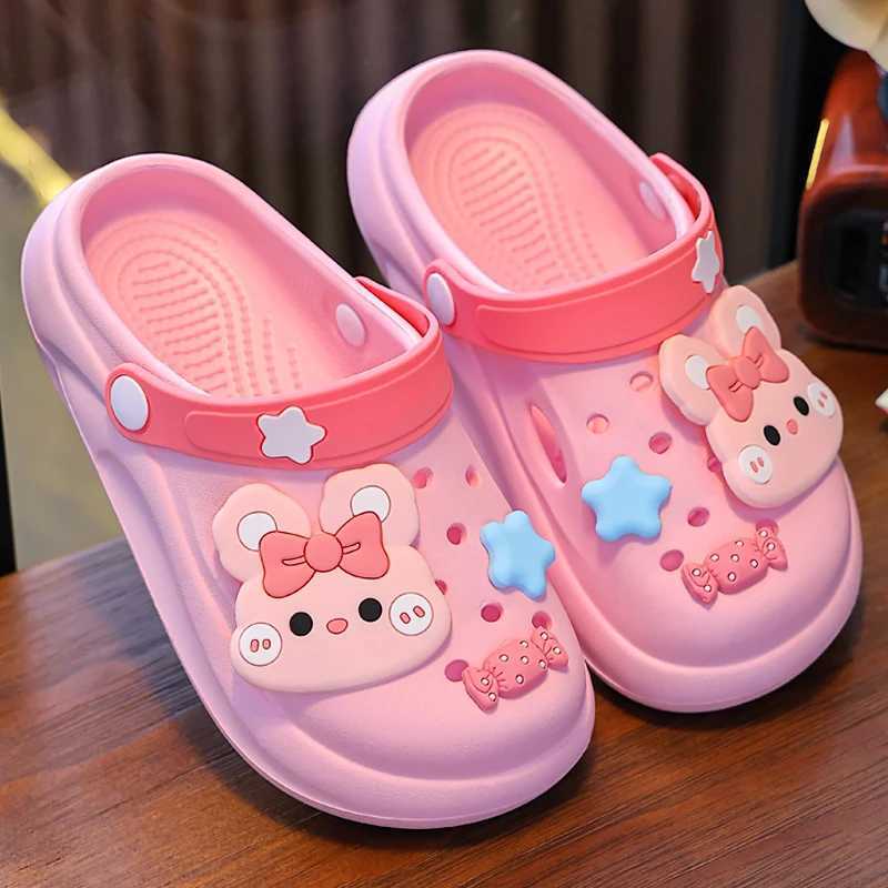Slipper 2024 Nya sommarbarn Slide Cute Cartoon Rabbit Cat Toe Packaging Sandaler Pojkar och flickor Flip Slipers Family Childrens Shoes Y240514ROFC