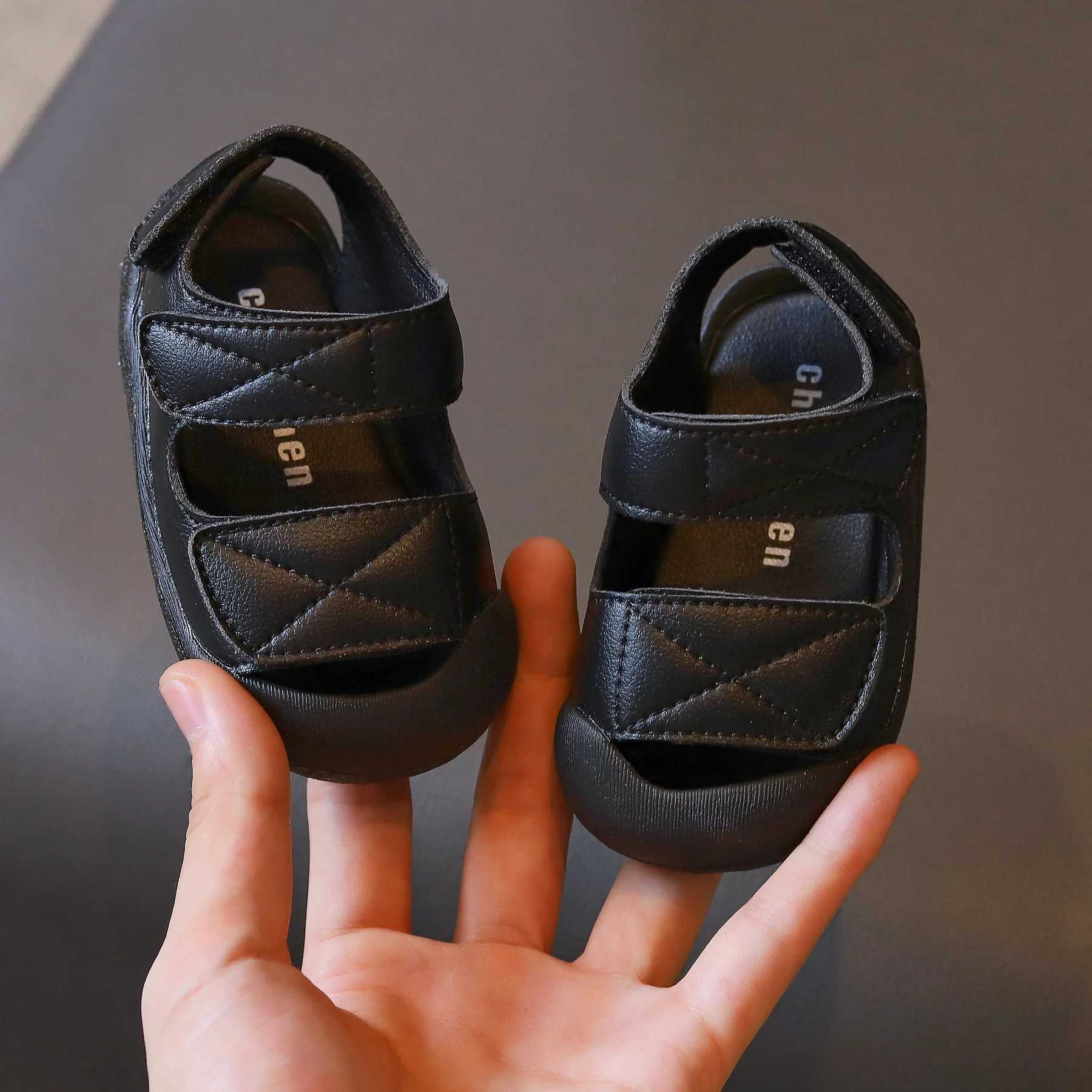 Sandals nouvelles chaussures pour femmes en premier pas de marche pour enfants sandales sandales mode garçons chaussures sportives filles sandales chaussures de sport d240515