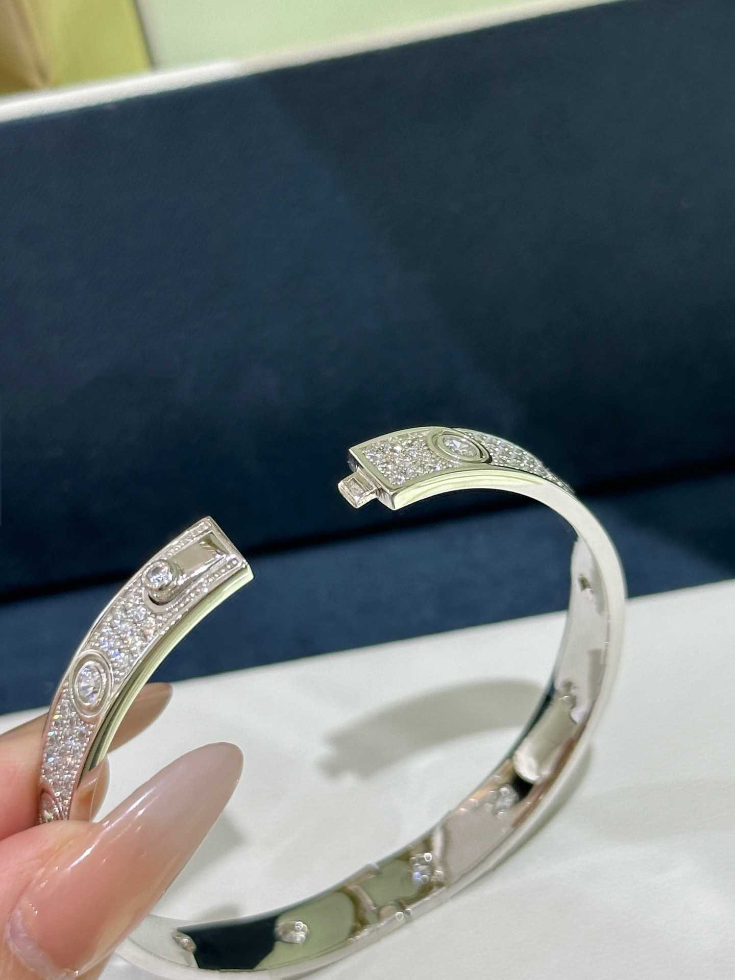 Crystal clear high quality womens bracelet Silver Full Sky Star Wide Bracelet Unique Design High Grade 18K Gold with Original logo cartter