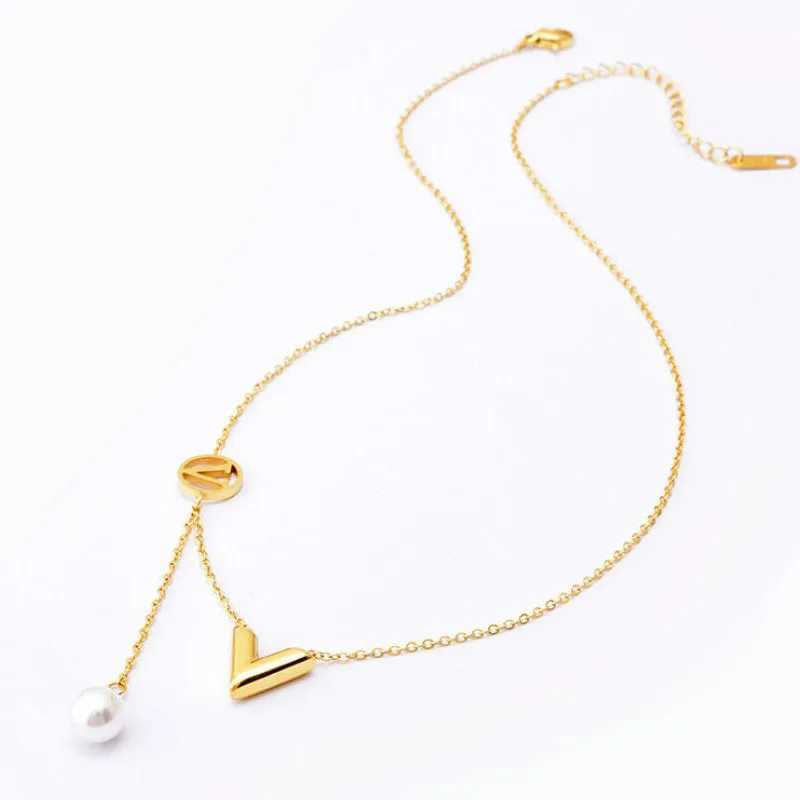 Hänghalsband 2024 Trend rostfritt stål V-formad bokstav Tassel Pearl Necklace Womens Gold Plated New Party Jewets Gifts J240513