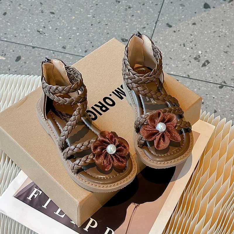 Sandali ragazze estive sandali fiore intrecciato dolce beige bruno cursore cursori con cerniera con cerniera ad alta caviglia bambini eleganti scarpe bambini 23-34 y240515
