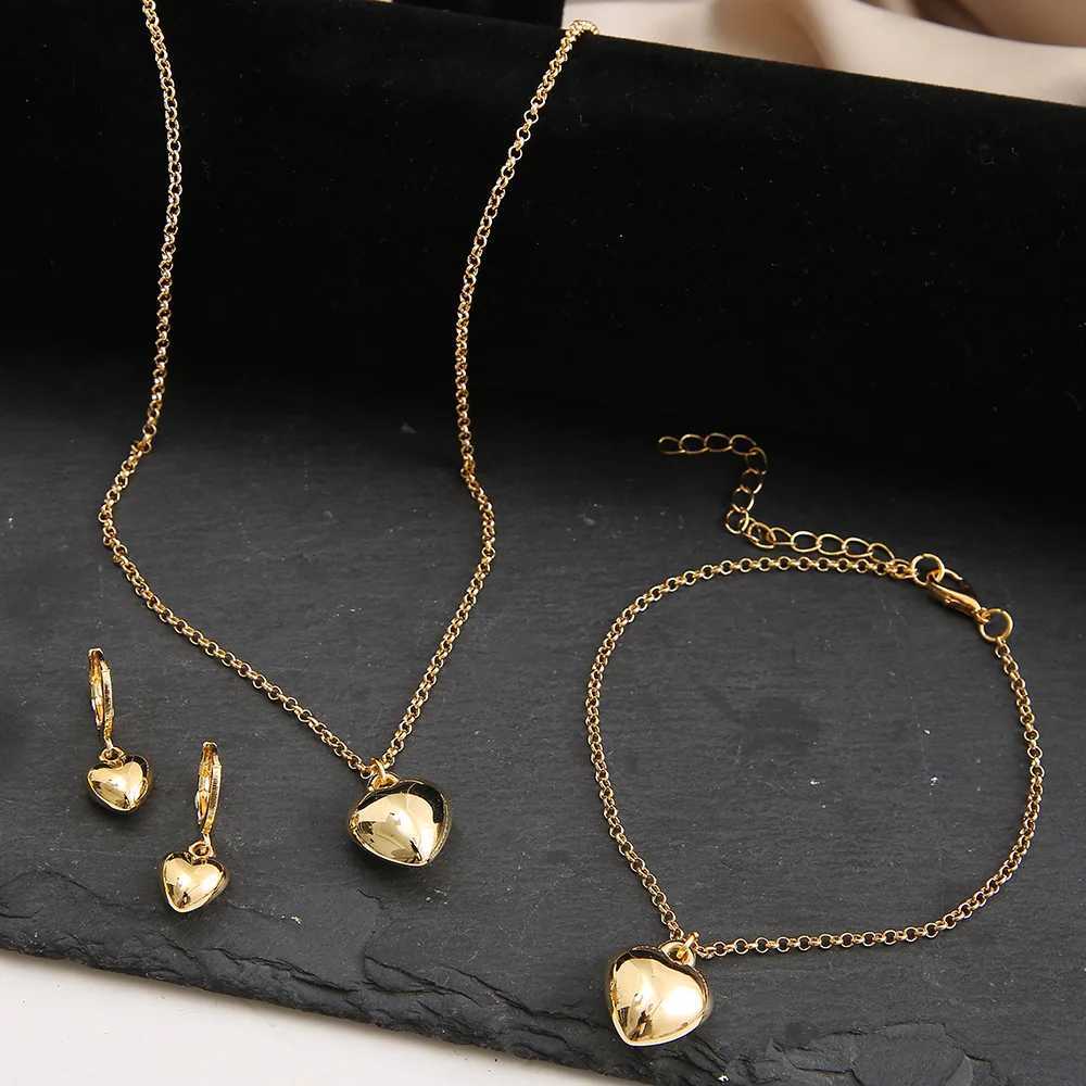 Conjuntos de joyas de boda Exquisitos Pendientes en forma de corazón Collar Pulseras para mujeres Fashion Simple Romantic Colsanted Gold Gold 2023 Nuevos regalos de moda
