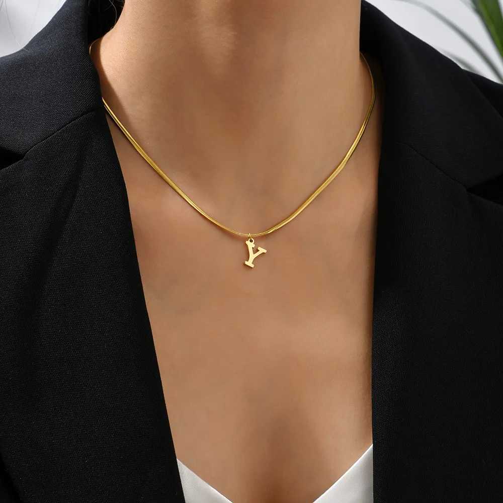 قلادة قلادة A-Z Alphabet Gold Plated Stainless Steel Necklace for Women Snake Chain Oriull Letter Flavicle Netlar Jewelry 240401