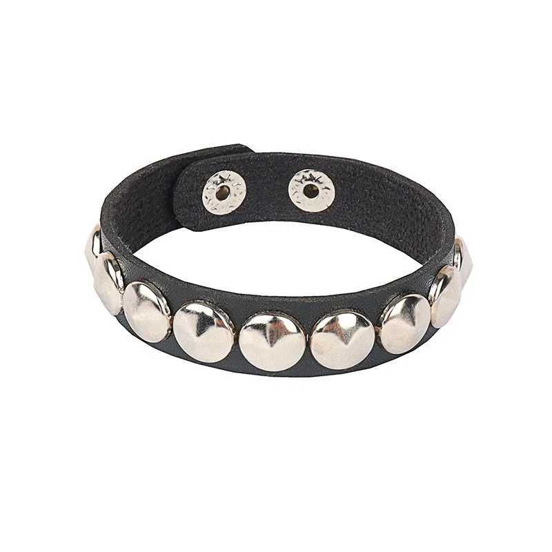 Kedja 2022 Punk Rivet Nightclub Trend Armband Skeleton Armband Rostfritt stål Gotiskt flerskiktade modesmycken Partihandel Q240401