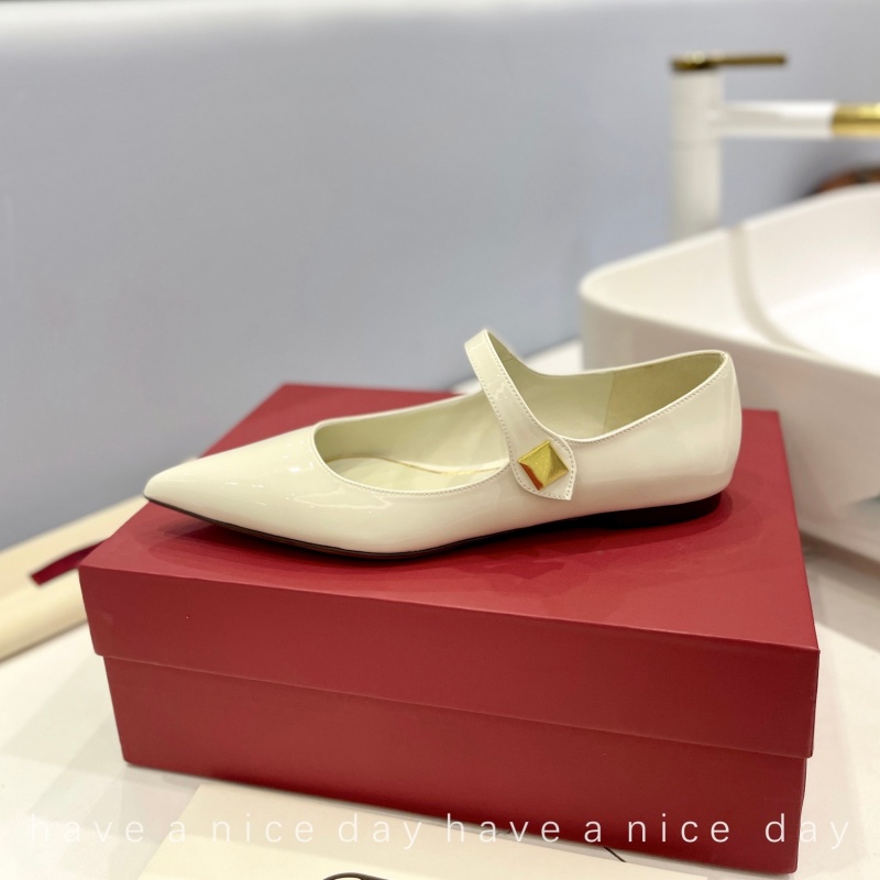 Ubierz buty dla kobiet nowe modne buty płaskie lustro Jakość patentowa skóra luksusowy projektant czerwony czarny biały kolor sandały weselne z pudełkiem