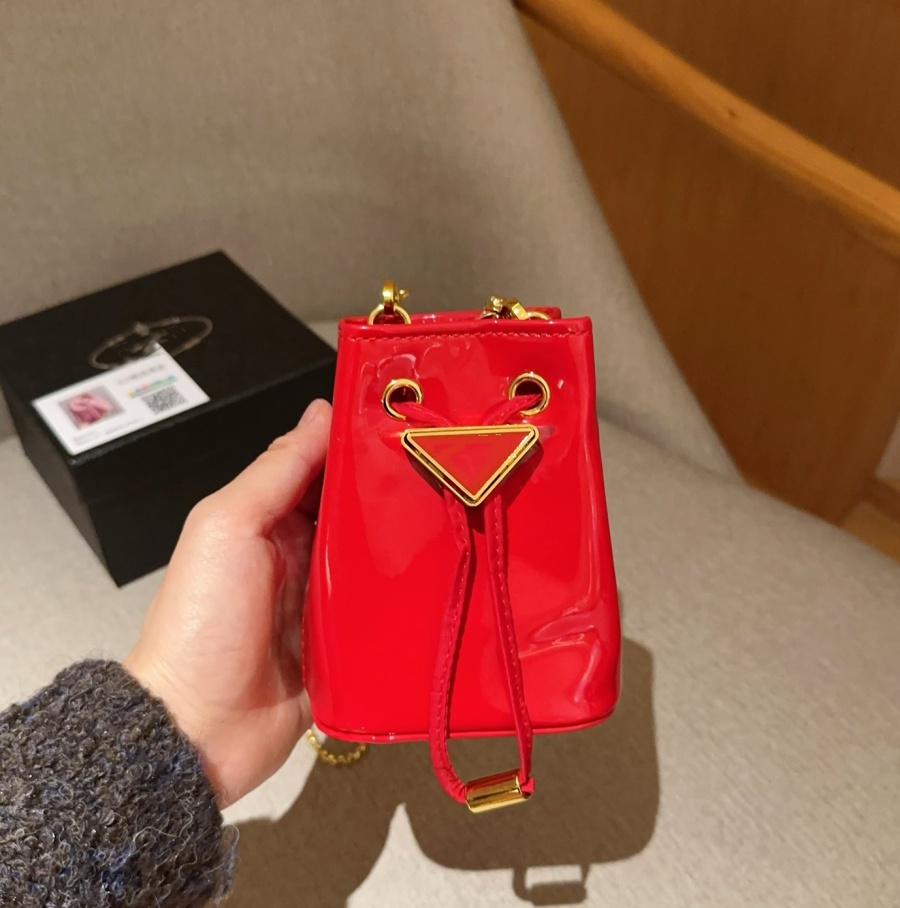 Gorąca sprzedaż klasyczna trójkąt etykieta Crystal mini torba projektant patent skóra crossbody mała torebka luksusowa marka ręczna torba telefoniczna. Doustna czerwona koperta