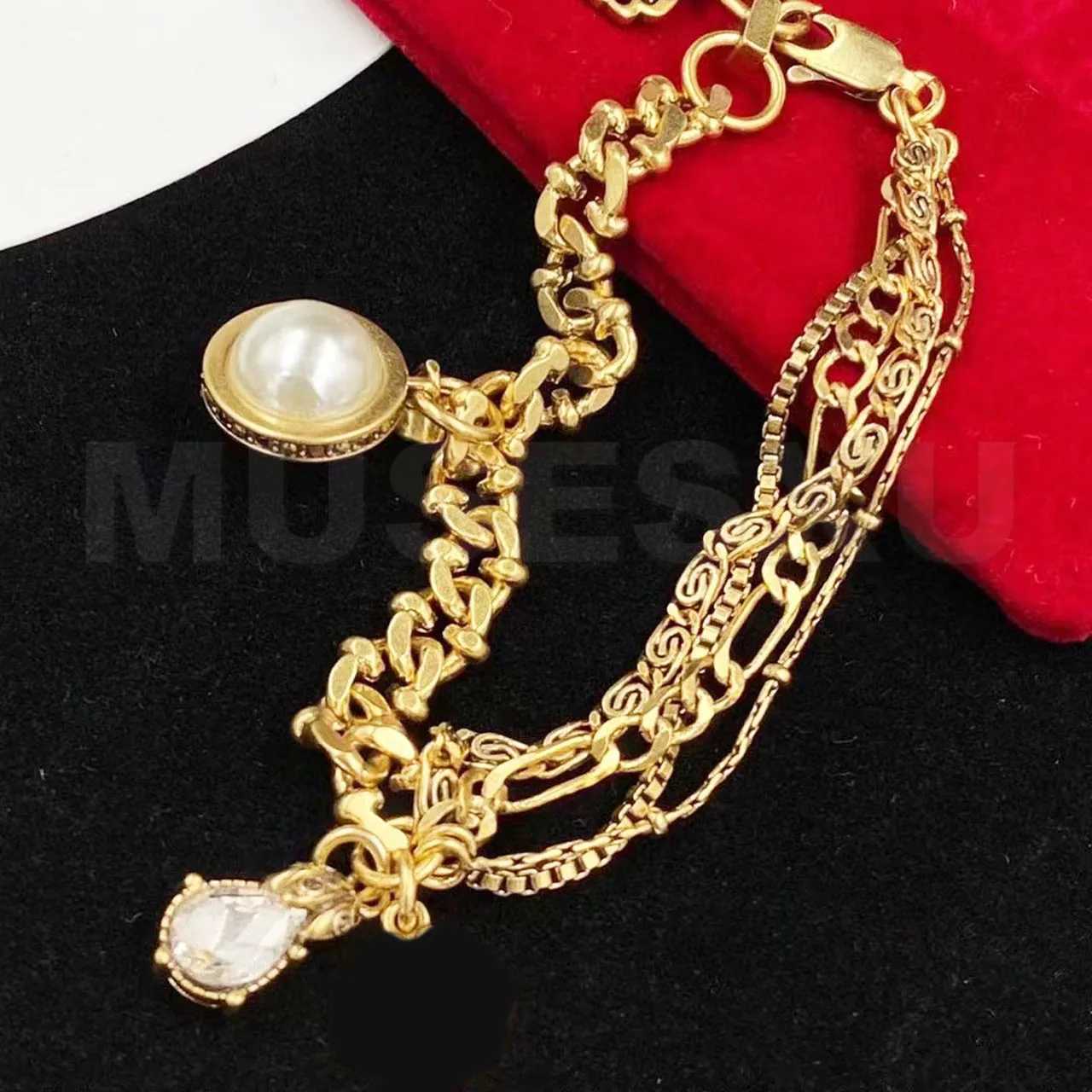 Catena 2022 Nuovi gioielli di marca di lusso Ciondolo con perle e zirconi Bracciale a catena multistrato adatto regali donne e uomini Q240401