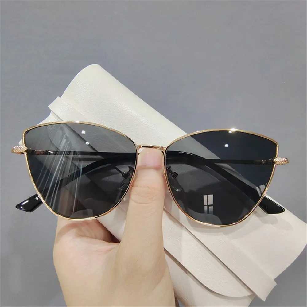 Óculos de sol Os óculos de sol dos olhos do gato vintage 2024 Hot Fashion Women Women Trending Metal Frame Eyewear Popular Shades para Lady UV400 240401