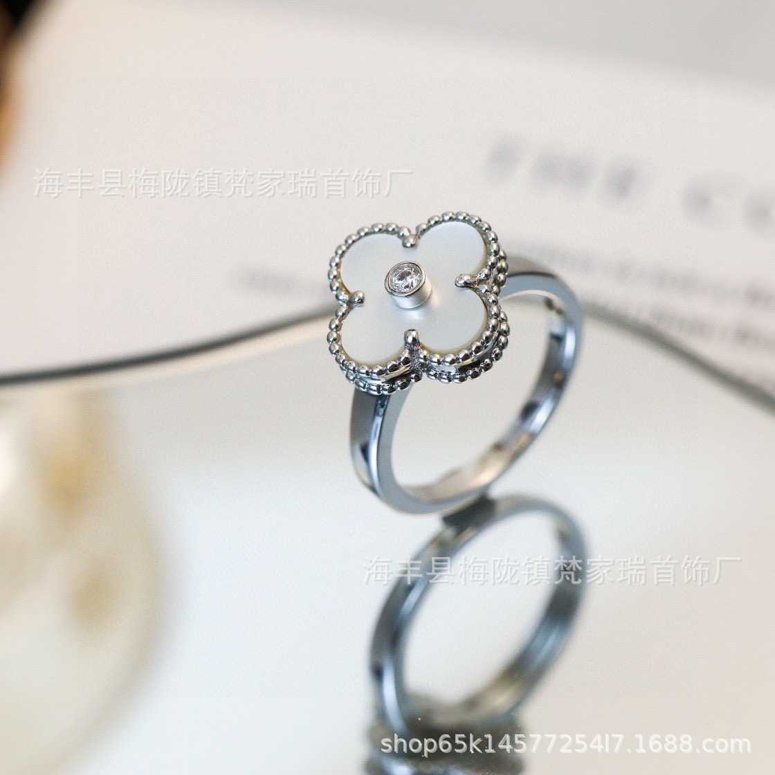 Designer Charm High Version van K Gold Clover Ring Natural White Fritillaria Personlighet Lucky Flower Agate med Diamond Finger O