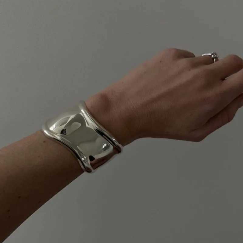 Kedja Oregelbunden bredöppningsmanschettarmband Lämplig för kvinnliga lyxdesigners skrymmande armband Minsta coola uttalande smycken Q240401