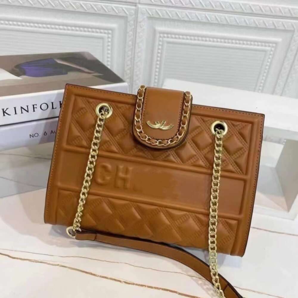 Designer de bolsa de couro vende bolsas femininas de marca com 50% de desconto em cores da moda, grande capacidade e bolsa moderna para mulheres, nova corrente, ombro único, crossbody