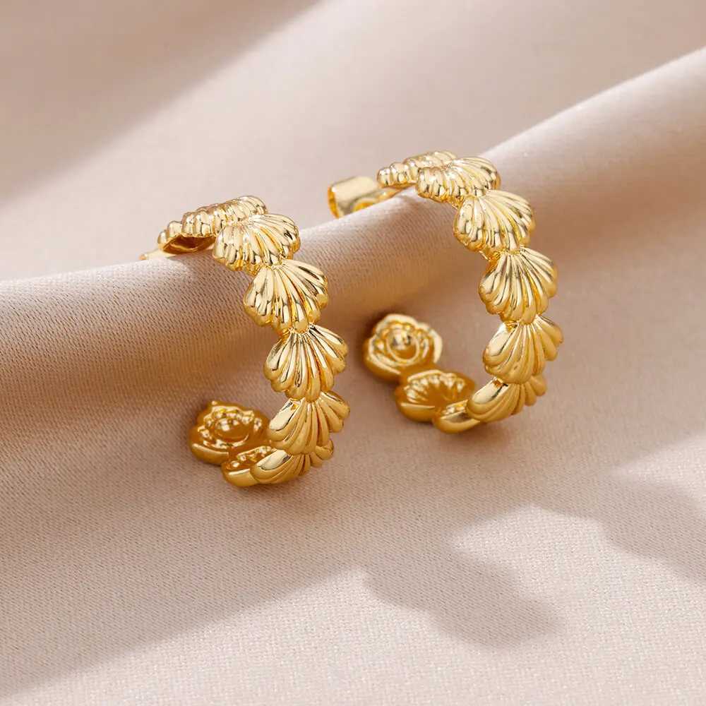 Orecchini con ciondolo in acciaio inossidabile conchiglia a forma di C adatti le donne Orecchini traforati placcati in oro stile coreano lussuoso regalo di compleanno di gioielli di alta qualitàL2404