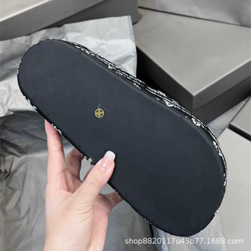 34% de réduction sur les chaussures de créateurs Paris Home Letter Face One Word Band Pantoufles à semelle épaisse surélevée pour femmes