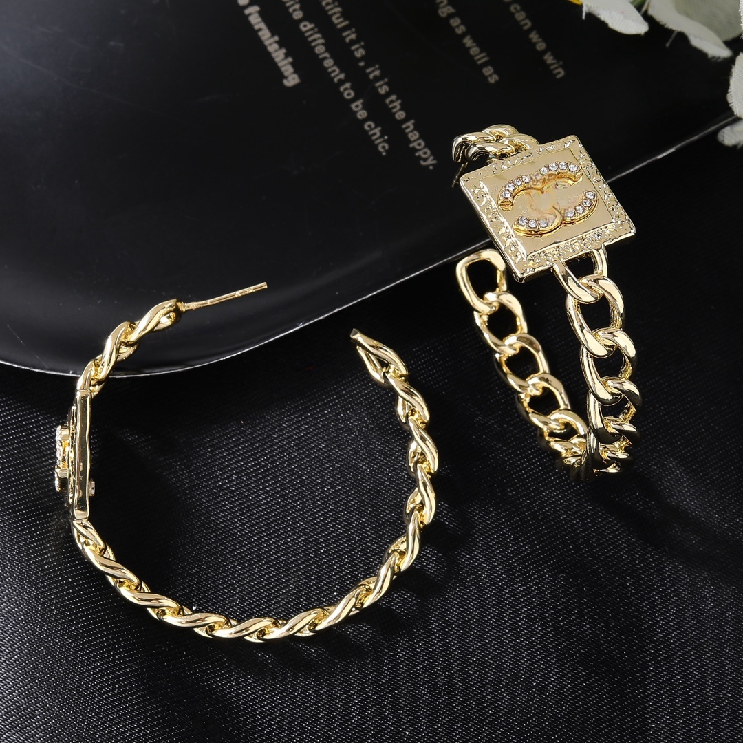 Accessoires d'oreille de créateurs Gold Glossy Chaîne GRAND CLAST Square géométrique avec des boucles d'oreilles en diamant à double lettre