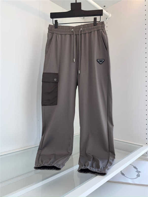 Pantaloni da uomo firmati Versione alta Primavera e autunno Nuovo P Home Striscia di gomma a pressione Protezione i piedi Etichetta triangolare Pra Pocket Casual 01I5