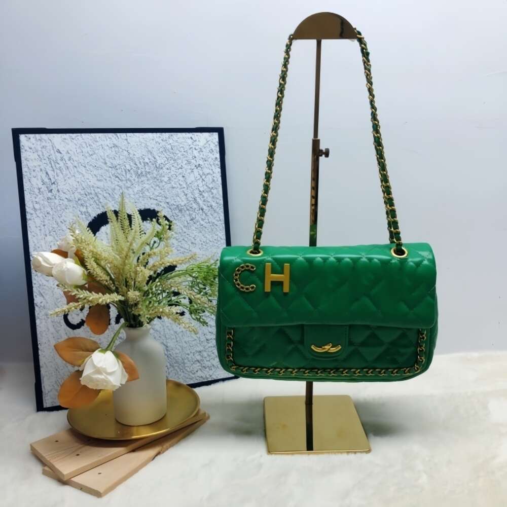 Bolsa de couro designer vende bolsas femininas de marca com 50% de desconto bolsa pequena bordada nova estilo corrente feminina um ombro quadrado