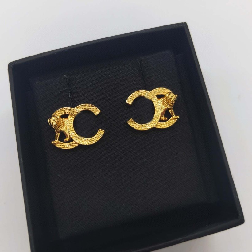 2022 Pendiente del perno prisionero del encanto de la calidad superior en 18k chapado en oro y forma del león para el regalo de la joyería de la boda de las mujeres tiene el sello de la caja PS4316A241l