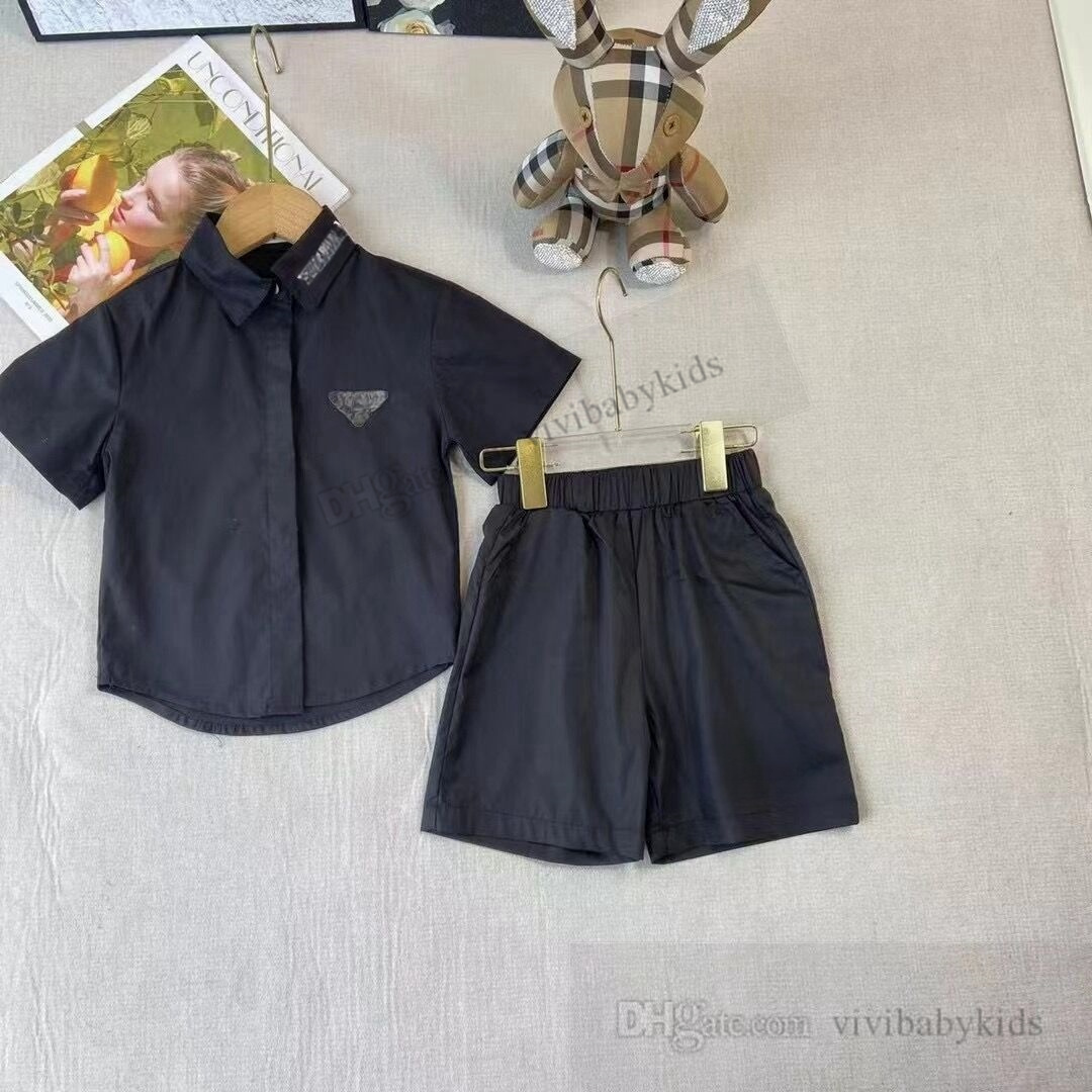 2024 Summer Boys Vêtements Ensembles Designer Enfants Triangle Lettre Imprimé Chemises à manches courtes Shorts Enfants Coton Tenues décontractées S1285
