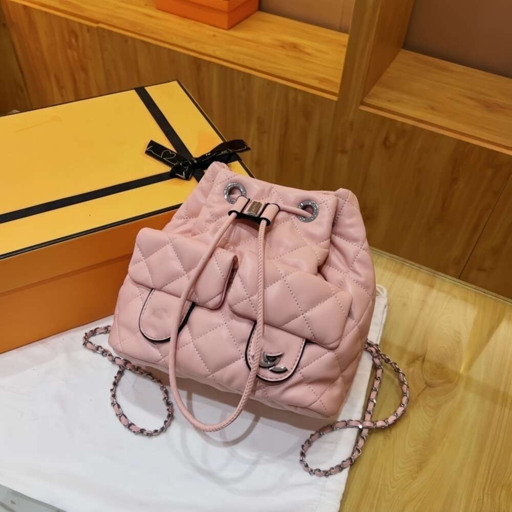Satılık tasarımcı çanta yeni sıcak kadın marka çantaları çok yönlü ve modaya uygun küçük stil büyük kapasiteli çanta kadın zinciri tek omuz kovası