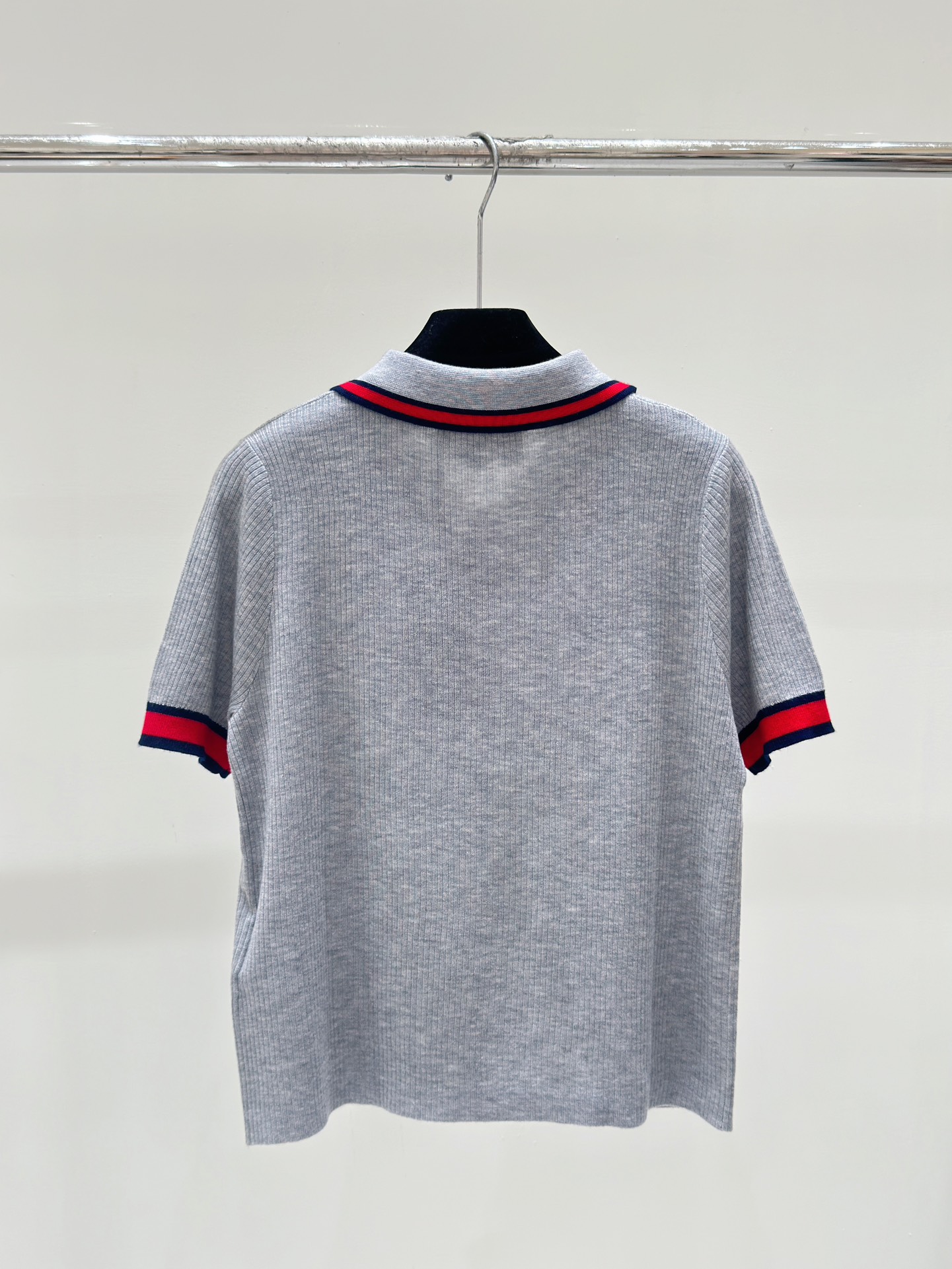 420 2024 Runway Summer Brand Mesmo estilo suéter de manga curta branca lapela cinza pescoço roupas brancas de moda de alta qualidade shun