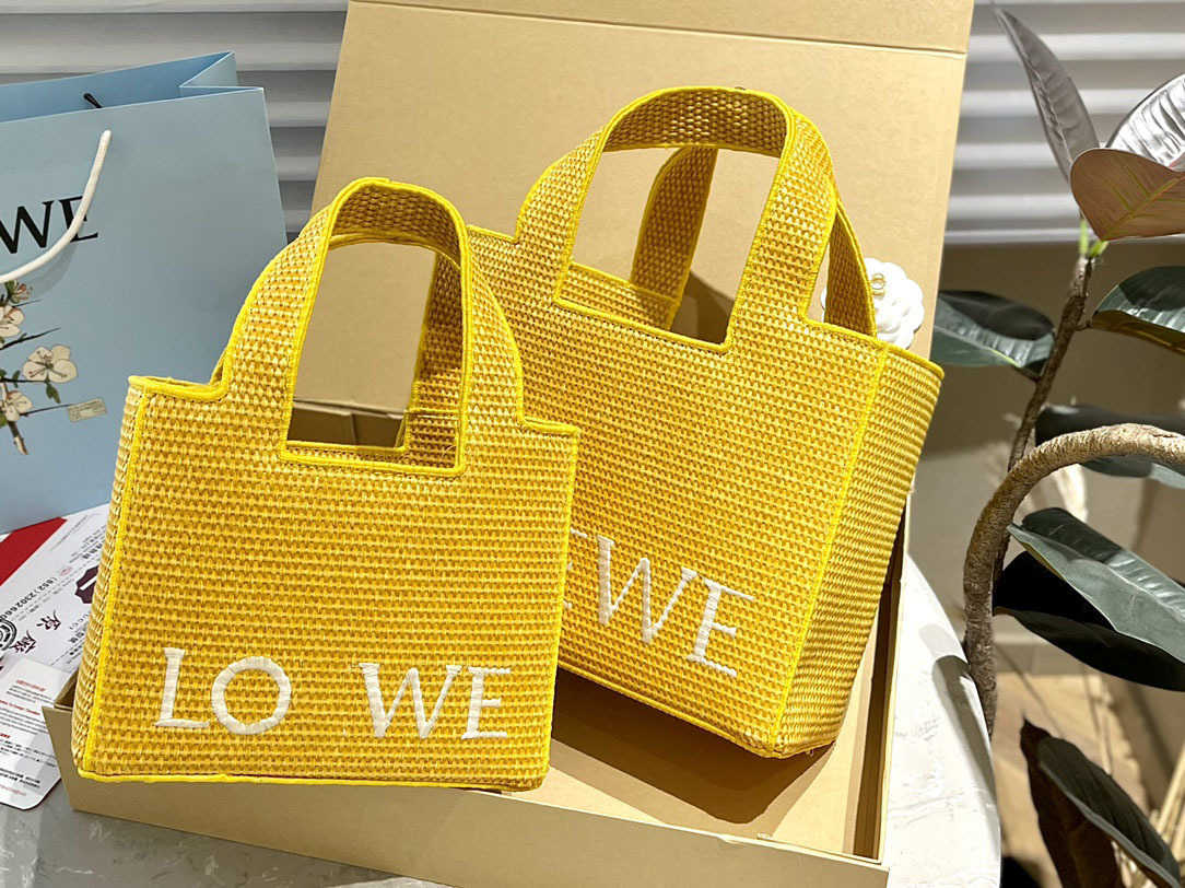 Spring and Summer New Woven Bag Handheld Tote Bag Large Capacity Photography New Favorite Holiday Shopping Bag Straw Woven Bag 240402