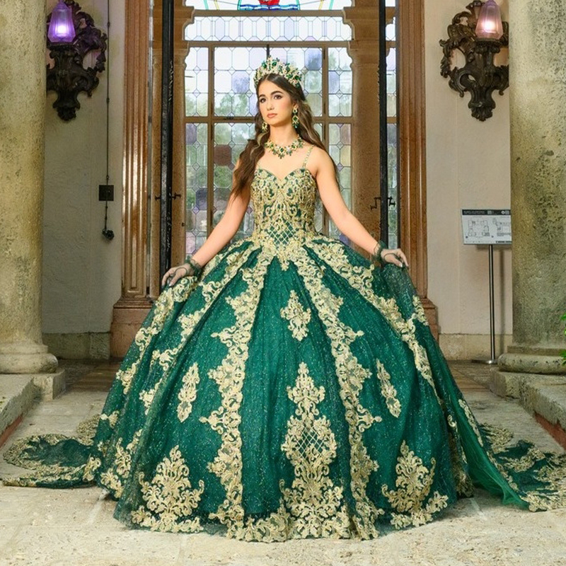 Sparkly verde smeraldo abiti stile quinceanera applicazioni dorate perline in pizzo cinturino spaghetti abito da ballo cristalli abiti da 15 anos