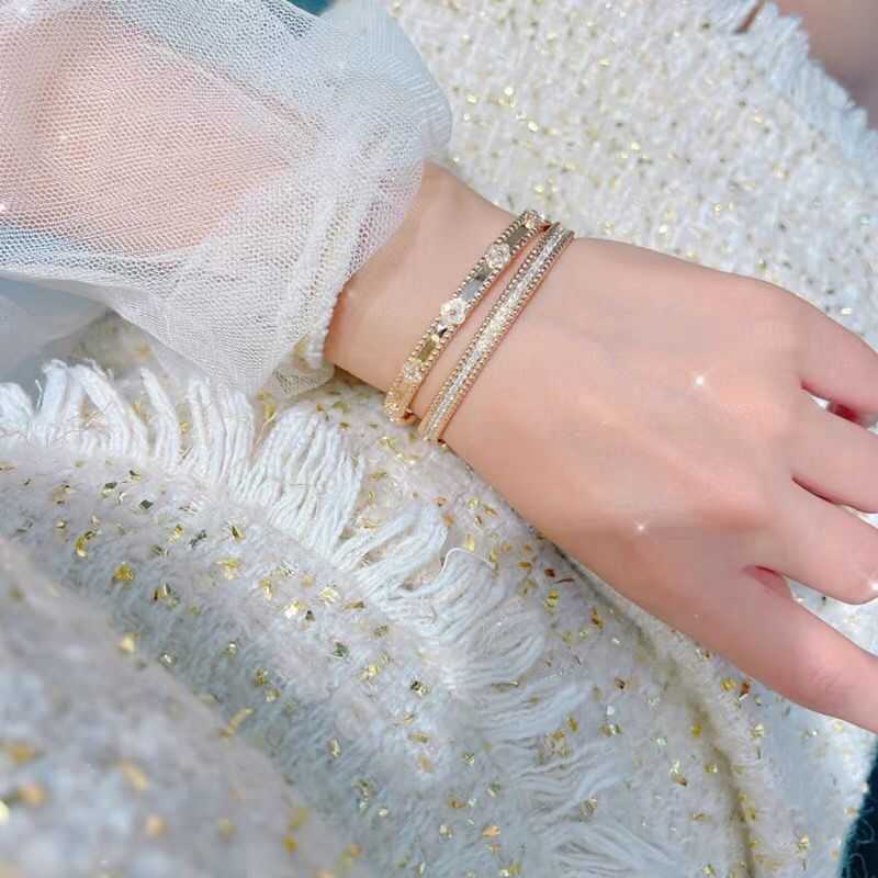 Vans Human Rich and Noble Flower Bracelet en acier titane à quatre feuilles avec perles de diamant et bord plein d'étoiles du ciel Bracelet de haute qualité Rose Bracelet de luxe léger