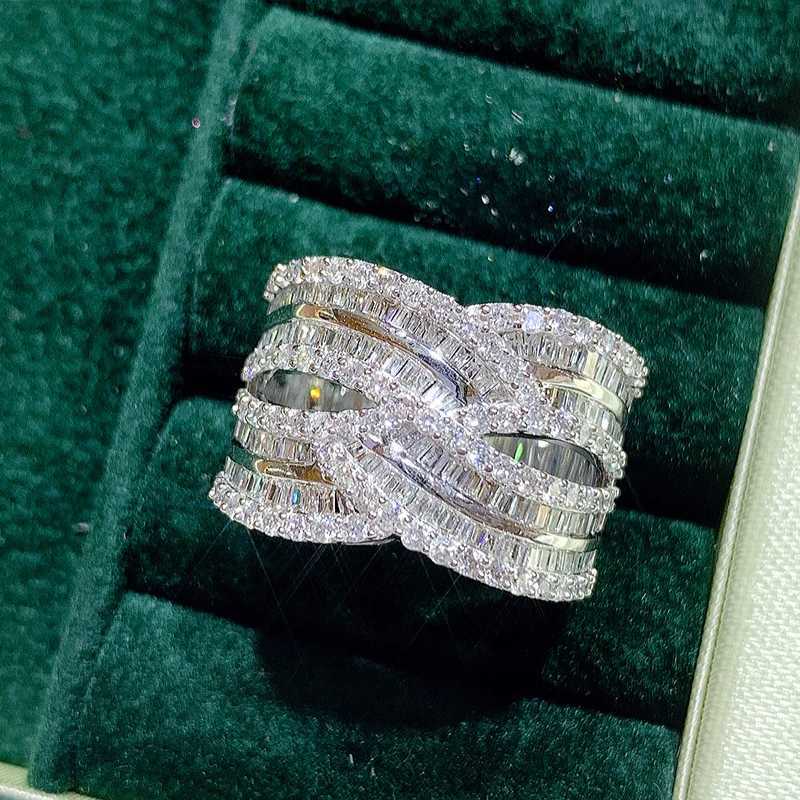 Eheringe Huitan Brilliant Crystal Cubic Zirkonia breite Ringe für Frauen Twist Design Luxus weiblicher Schmuck für Hochzeitsfeier Chic Girl Ring