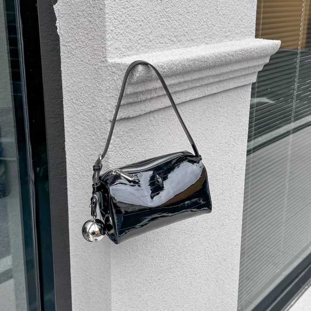 Nuova borsa cilindrica luminosa in primavera ed estate Nicchia di fascia alta con capsula in pelle di alto livello in pelle di vaccino a tracolla una borsa a tracolla 240403