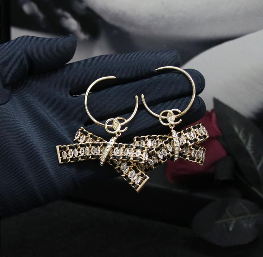 Dangle Chandelier Bijoux tendance de haute qualité, luxe léger, tempérament à la mode, boucles d'oreilles polyvalentes en corde de cuir noir tissées à la main avec nœud en diamant