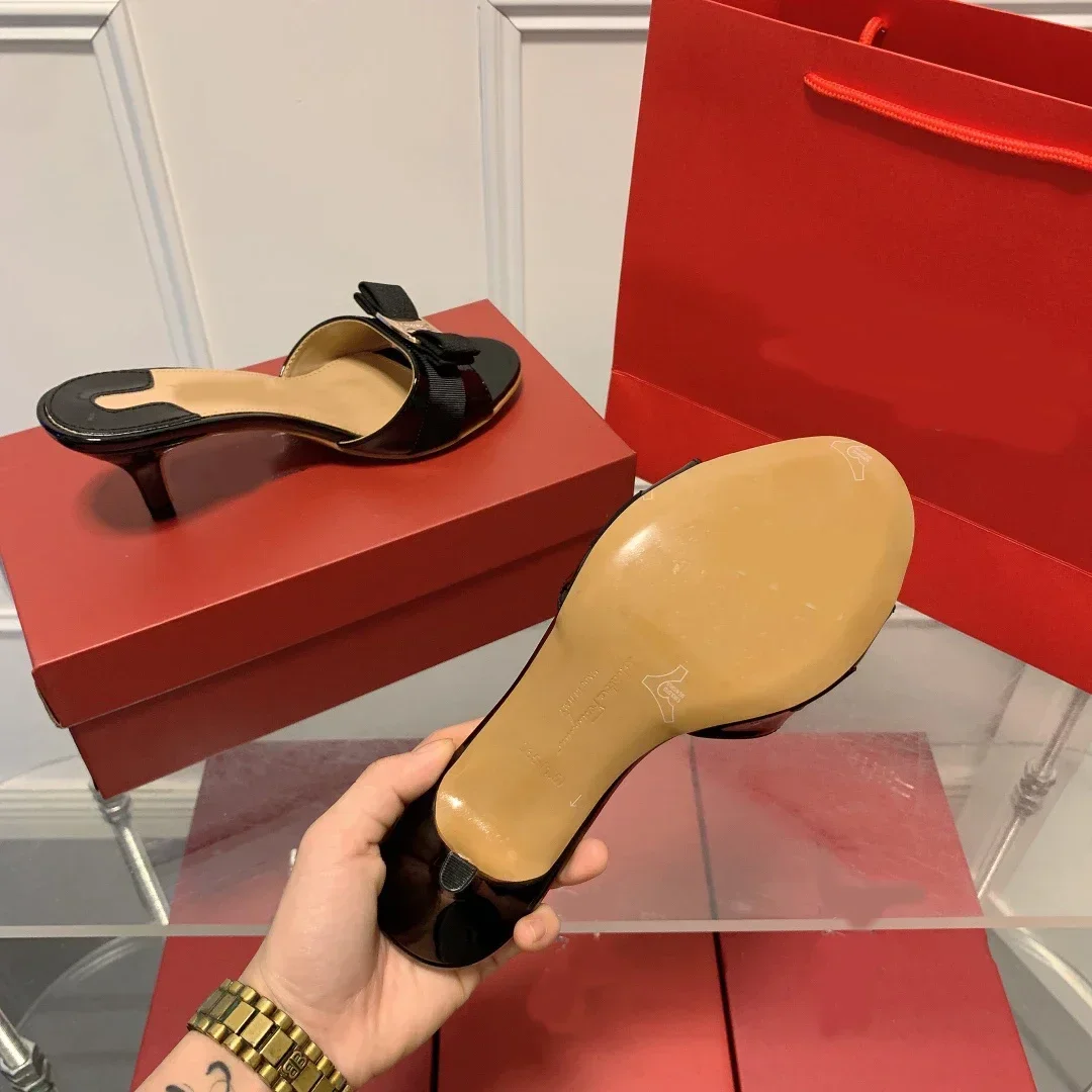 Lacquer boog slippers vrouwen dragen dun voor de zomer nieuwe rode sprookjesstijl rechte lijn sandalen met middelgrote hakken