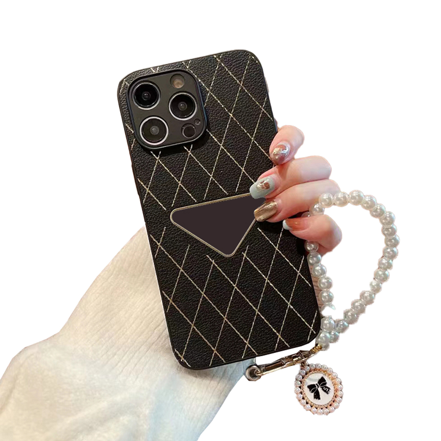 Skinny Slim Metal Triangle Logo Luxury Phone Case för iPhone 13 12 14 11 Pro Max 13Pro 12Pro 14Plus med Pearl Armband Cover