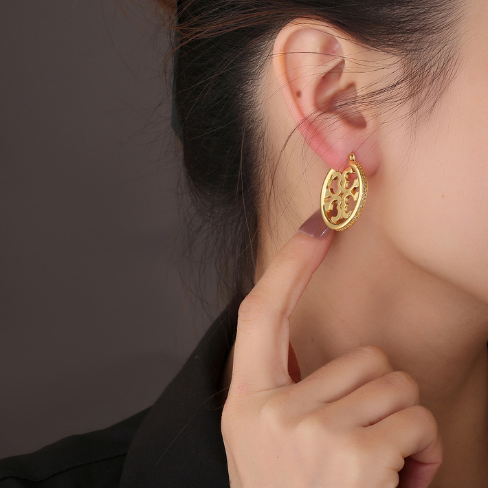 Boucles d'oreilles à cerceaux sculptées avec des bijoux métalliques pavés en cristal pour les femmes