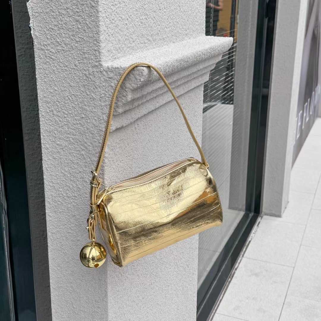 Nuova borsa cilindrica luminosa in primavera ed estate Nicchia di fascia alta con capsula in pelle di alto livello in pelle di vaccino a tracolla una borsa a tracolla 240403