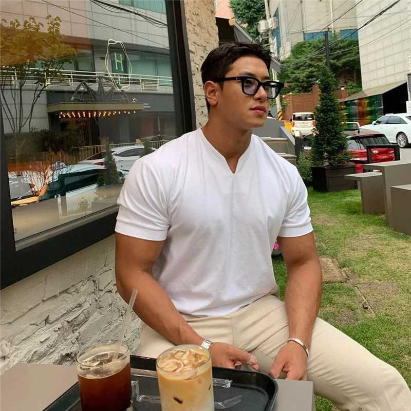 Herren T-Shirts Sommer Männer Geschäft Kausaler T-Shirt Strand Mode Thin Ständer Kragen Massives T-Shirt V-Ausschnitt Atmungsfreie Fitness Korean Streetwear Tops 2443