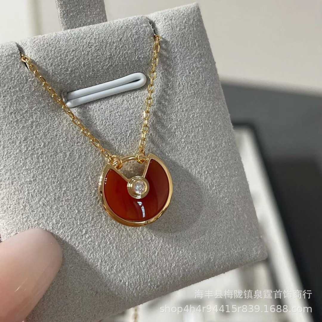 Design classico Love Jewelry Circular Amulet Collana con design Lumo leggero e accessori Fritillaria di alta moda con logo