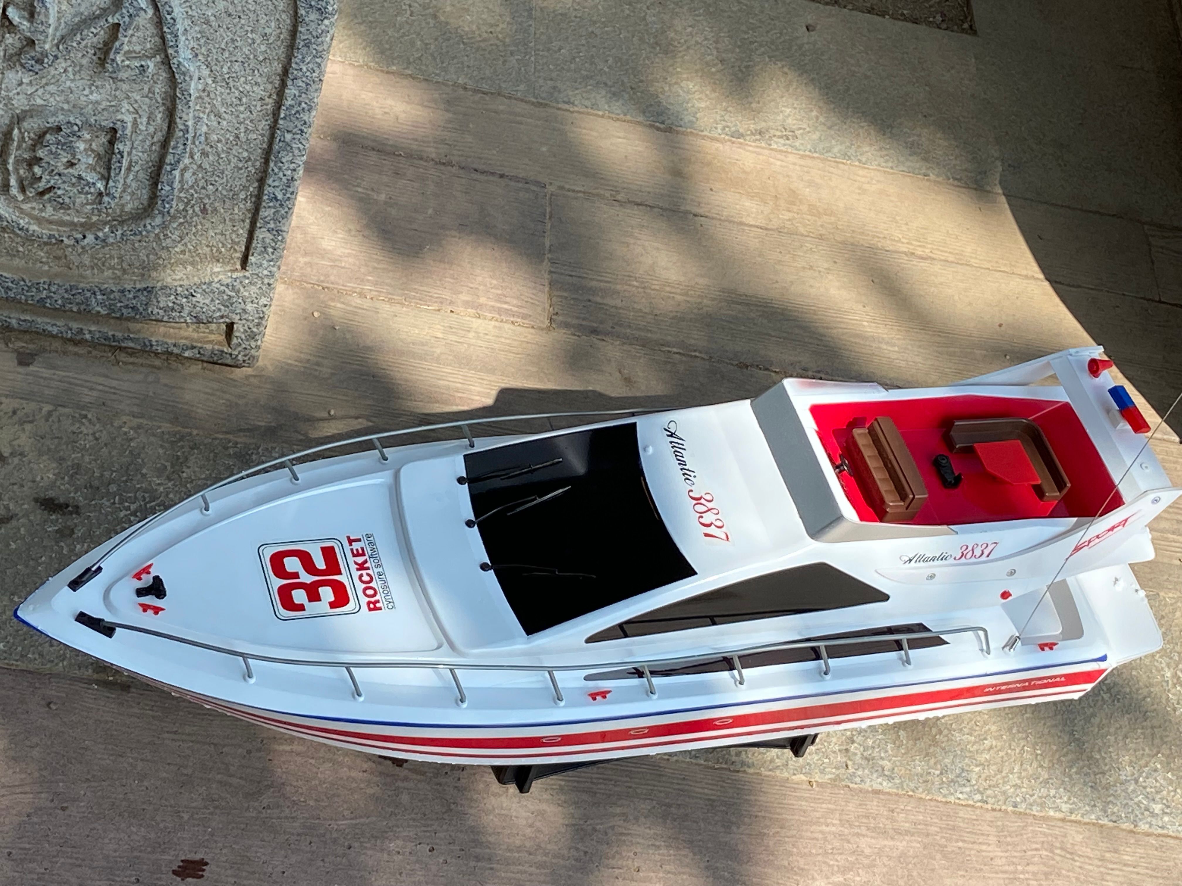 Super large remote control yacht 2.4G remote control ship model driven by two motors 70CM 27.5 inches large hull outdoor lakes