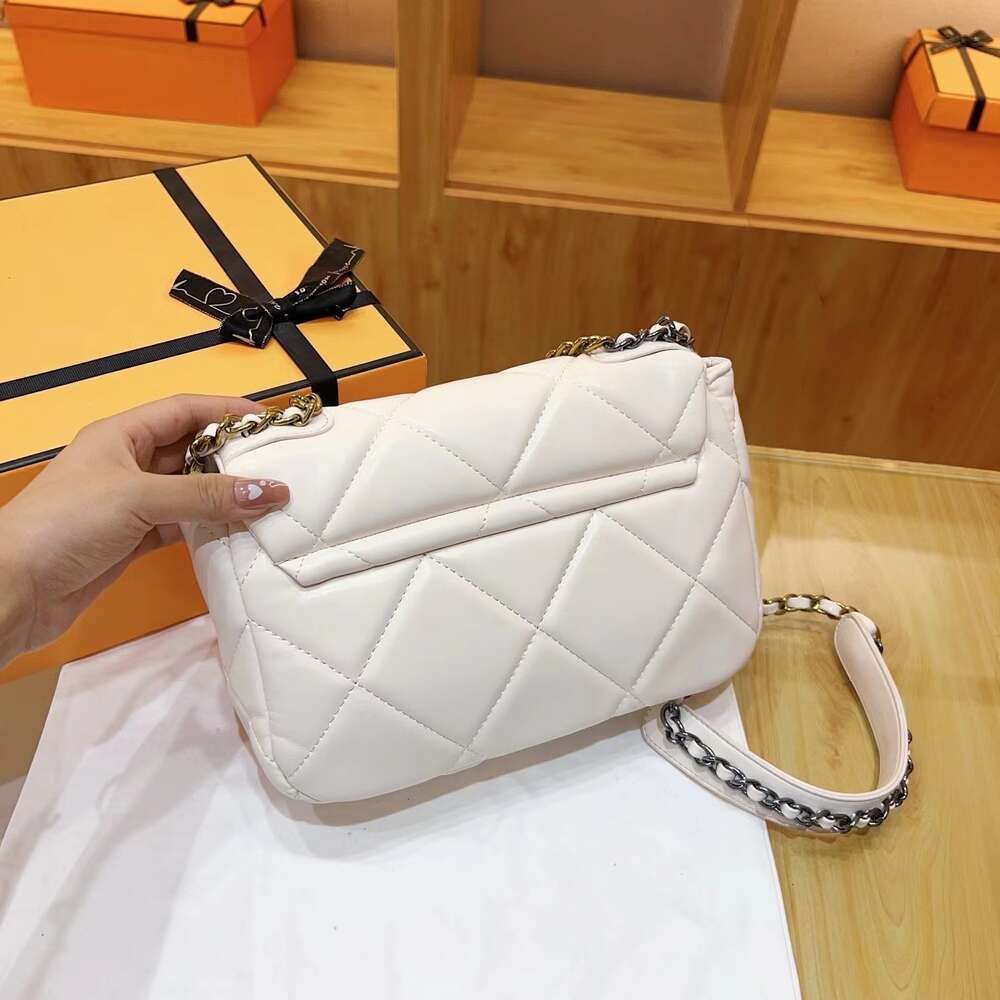 the Store Sells Crossbody Bags Cheaply 2024 New Light Luxury Sheepskin Lingge Chain Bag Versatile One Shoulder Womens