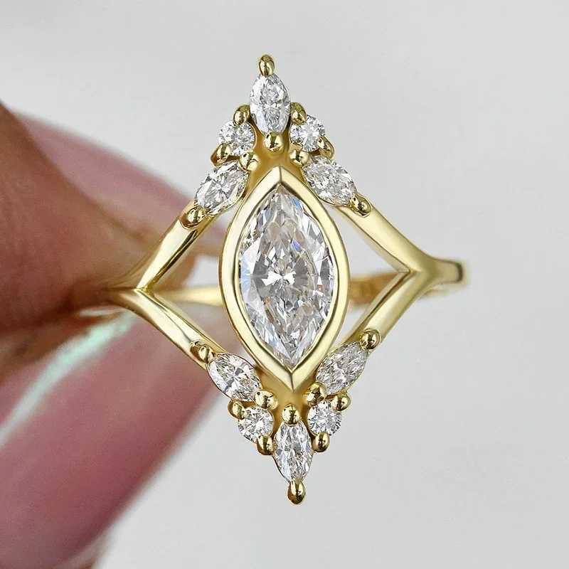 bagues de mariage Caoshi Rhombus Shape Ring Femme Magnifique bijoux de doigt de mode avec des accessoires de couleur en or zircone brillant pour le mariage