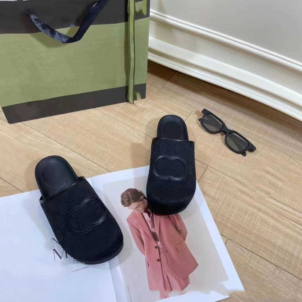32% korting op designer Baotou Half Slippers voor vrouwen in het vroege voorjaar van mode -borduurwerk platte hoefijzer buckle slacker schoenen