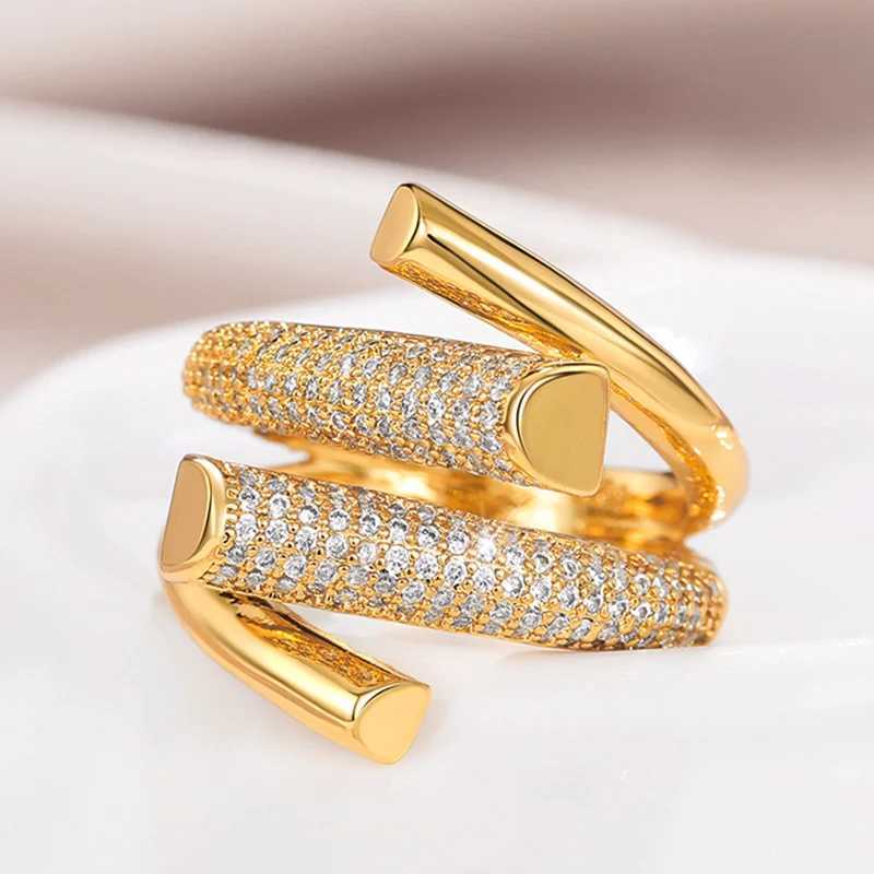 Wedding Rings Huitan Hyperbole Shape Geometric Gold Color Girl Ring Luxury Paved Sparkling CZ Daily Wear Party Fashion Versatile Women Jewelry