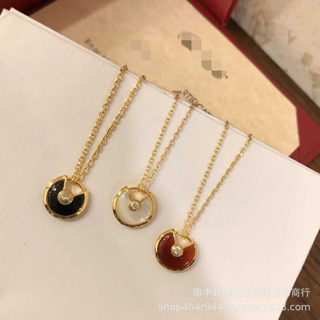 Design classico Love Jewelry Circular Amulet Collana con design Lumo leggero e accessori Fritillaria di alta moda con logo