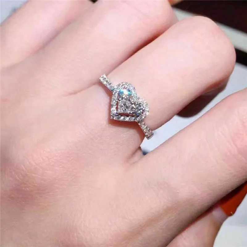 Wedding Rings Huitan Novel Design Heart Shaped Women Rings Silver Color Brilliant White CZ Stone Stylish Accessories for Party Fashion Jewelry