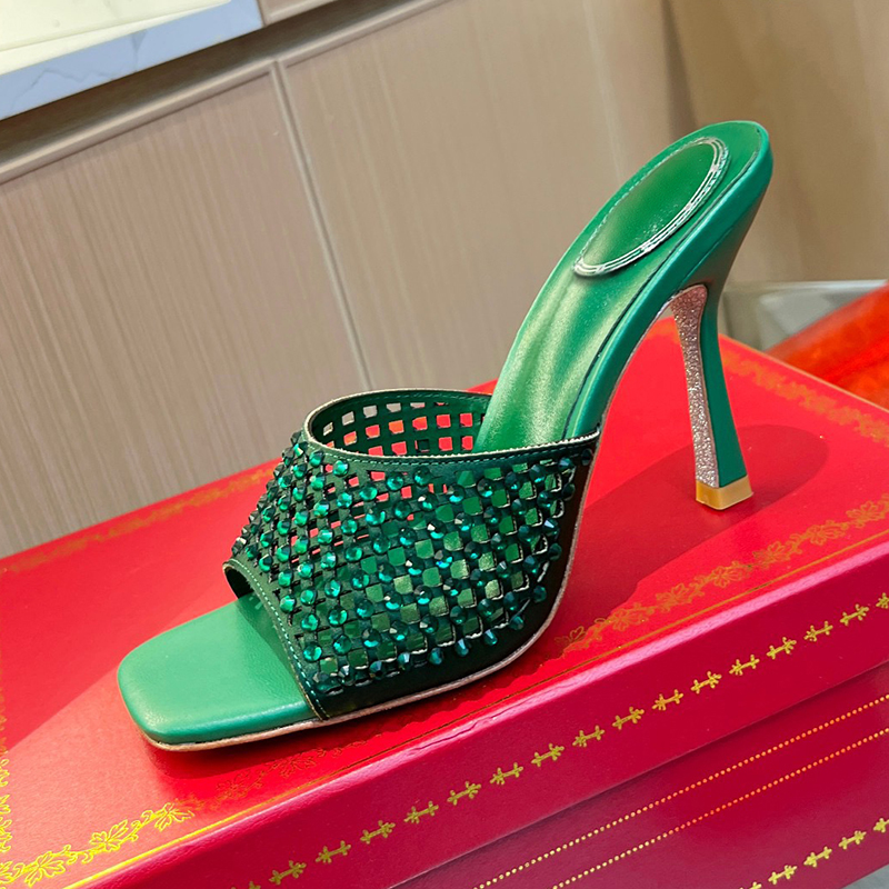 Verão 2024 Novo 9,5 cm de toe de toe alto sandálias de decoração de cristal decoração de banquete de cabeceiras femininas de ponta de ponta de ponta de ponta alta