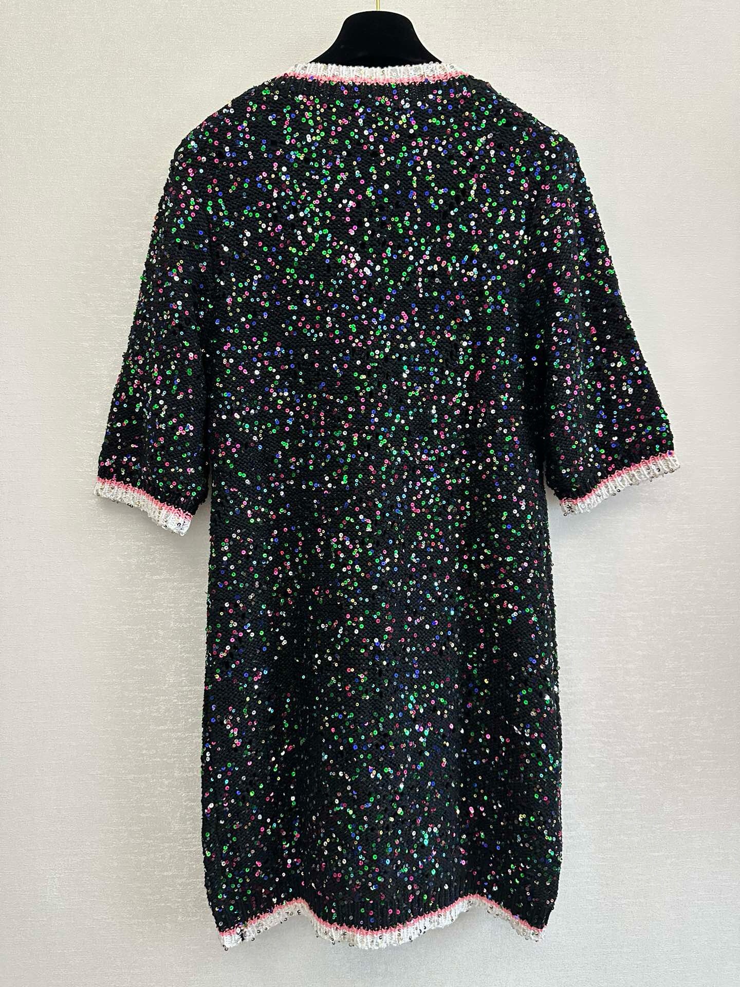 Xiaoxiang V-Ausschnitt Pearl Stück dunkle Weave kontrastierende eingelegtes Design Strickkleid für den frühen Frühling 2024, Neues imperiales Frauenkleid für Frauenstil