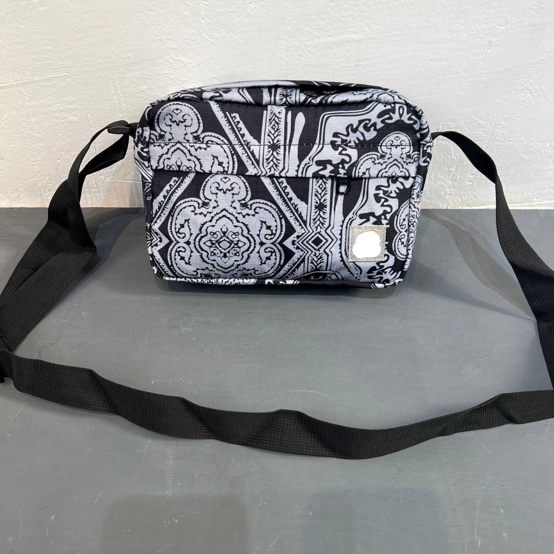 Designer carhartbag väska carha dag packar bandana tygpåse reversibile dubbelsidig cashew blomma horisontell diagonal