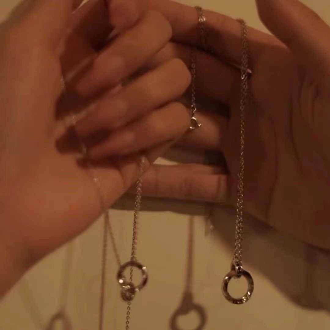 Mobius Interlocking Necklace för kvinnor med lätt lyx och avancerad design av Nisch i benkedjan Par Bästa vänhalsband