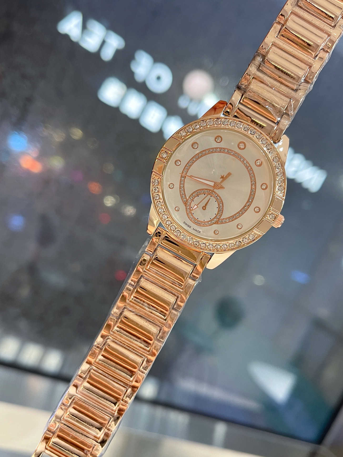 Designer Bekijk Oujias nieuwe modieuze ronde goud voor vrouwen met diamant inleg high-end niche mode dames horloge