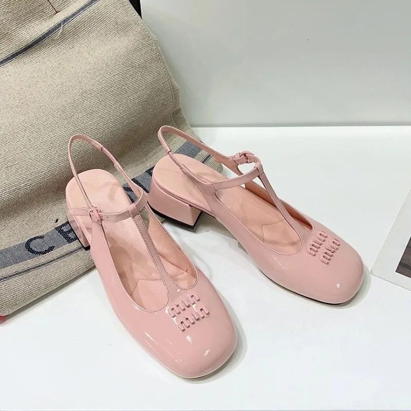 Designer Summer Fashion Temperament Patent Ny högkvalitativ balettkvinnor Brand Jelly Princess Shoe Lday Girls Holiday Mary Janes Shoes