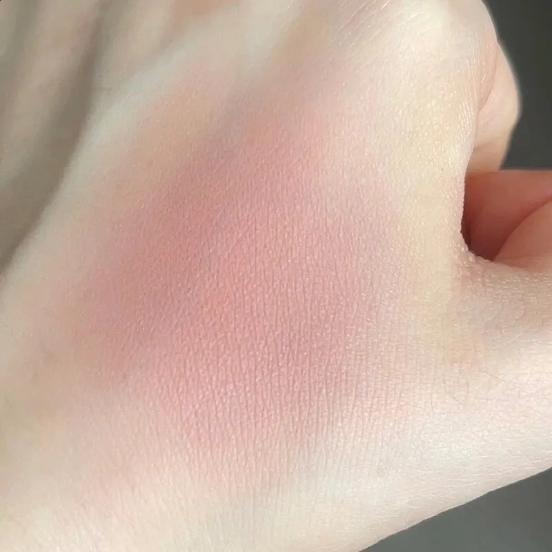 Blush a doppio gradiente mette in evidenza il marchio femmina di nicchia femmina blu viola che illumina il trucco nudo naturale 240322